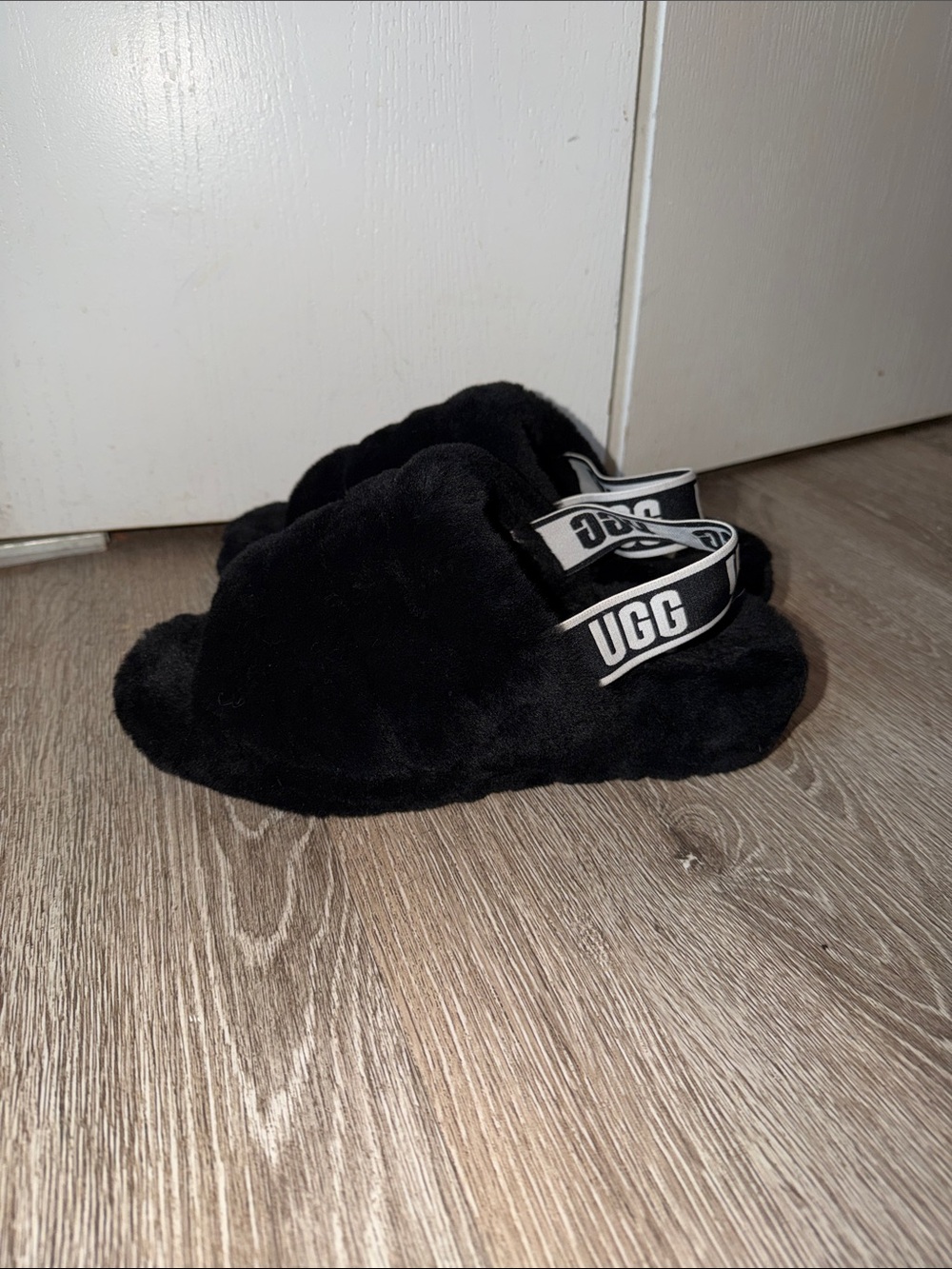 UGG Fluff Yeah Black Slippers cozy fleece size 8 shoes
